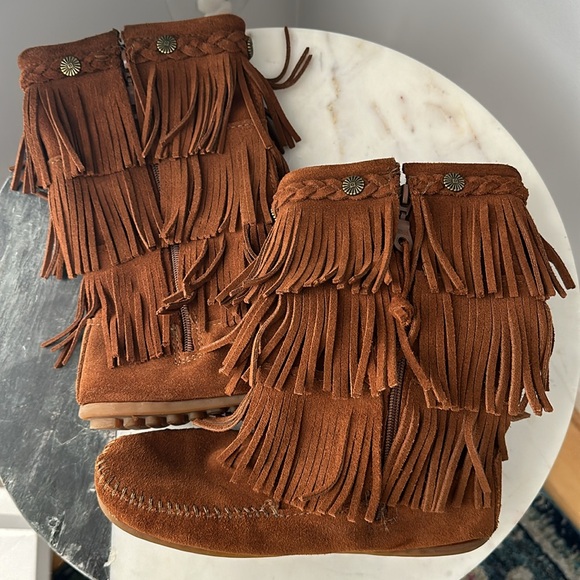 Minnetonka Fringe Leather Boots for Girls, Size 4 - Picture 6 of 12